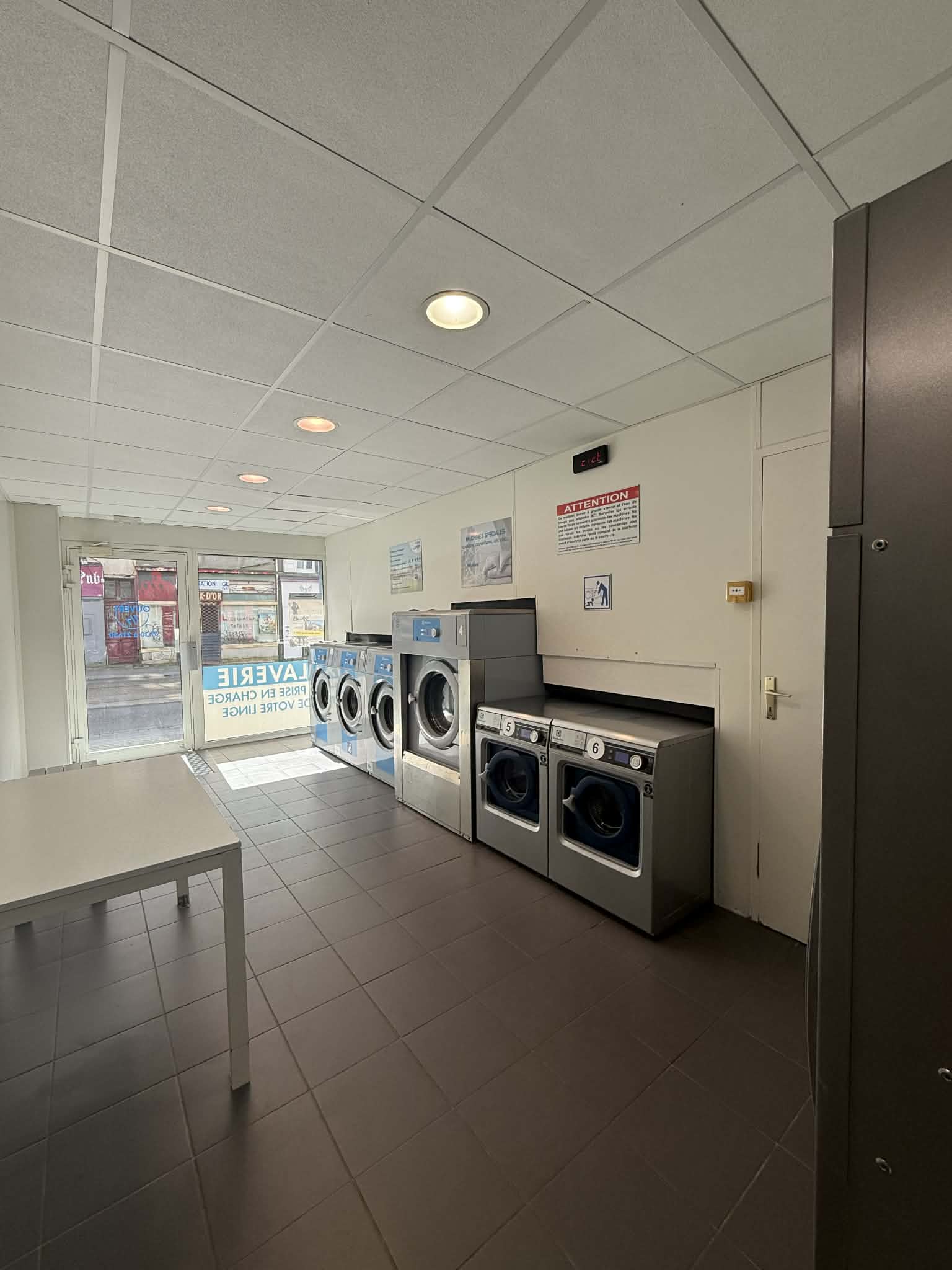 Intérieur de la laverie